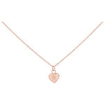 Collana in oro rosa con ciondolo a cuore delicato su sfondo bianco