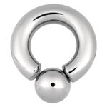 Anillo de rosca de titanio plateado con cierre de bola sobre fondo blanco