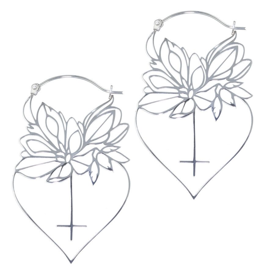Dahlia Hoops in argento con motivi floreali su sfondo bianco