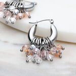 Orecchini Glamour Hoops in argento con cristalli colorati su sfondo marmorizzato