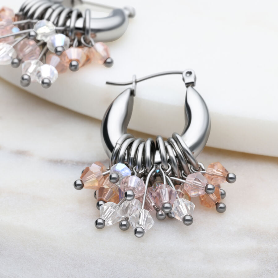 Orecchini Glamour Hoops in argento con cristalli colorati su sfondo marmorizzato