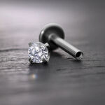 Prong accesorio plateado con cristal para rosca interna Labret sobre fondo gris