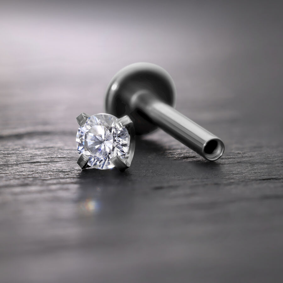 Prong accesorio plateado con cristal para rosca interna Labret sobre fondo gris