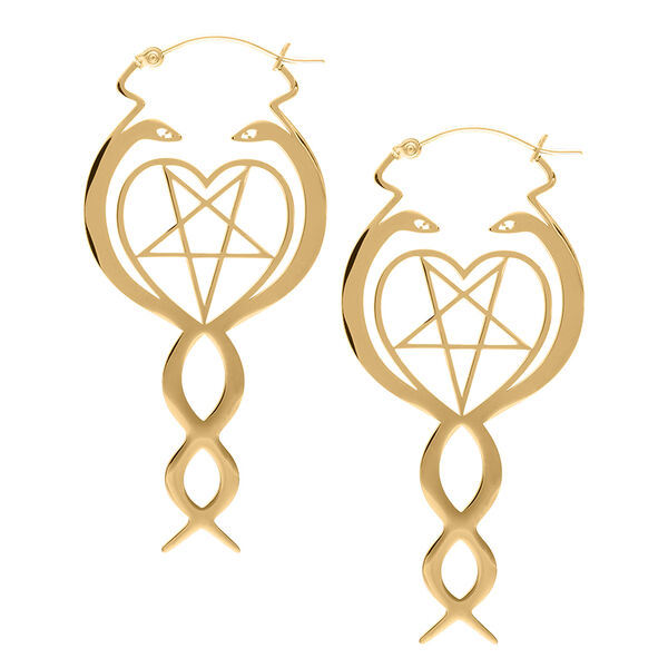 Aros dorados con motivo de serpiente y diseño de corazón sobre fondo blanco