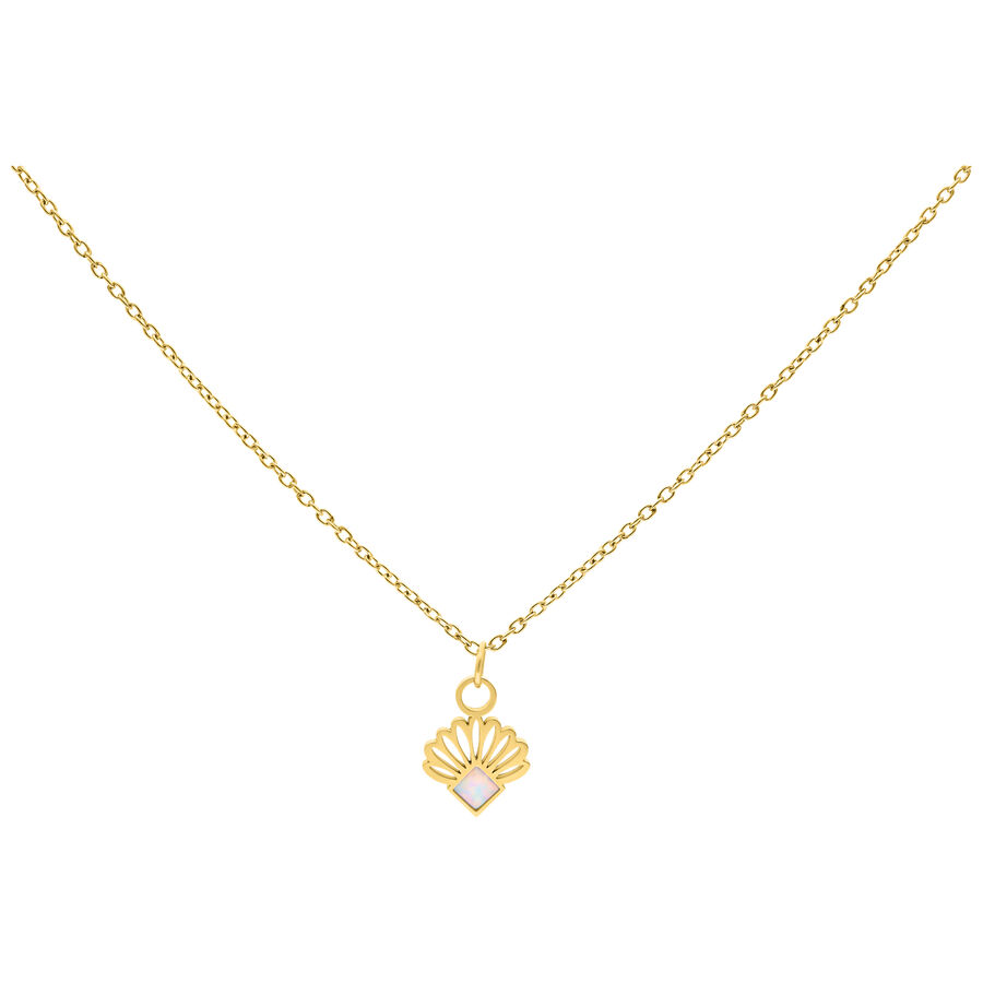 Collana dorata con ciondolo simile a un opale su sfondo bianco