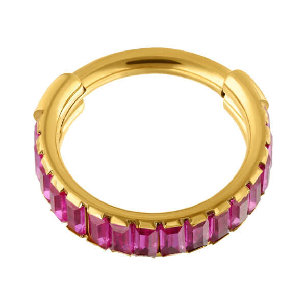 Anillo de piercing dorado con cristales baguette rojos sobre fondo blanco