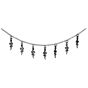 Schwarzes Snake Armband mit Anhängern Schwarzes Armband mit Schlangenanhängern auf weißem Hintergrund