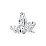 Accessorio a forma di loto in argento con cristalli chiari su sfondo bianco