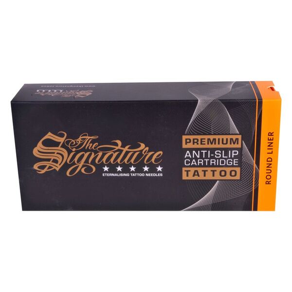 Caja negra con inscripción dorada 'The Signature' y borde naranja, sobre fondo blanco