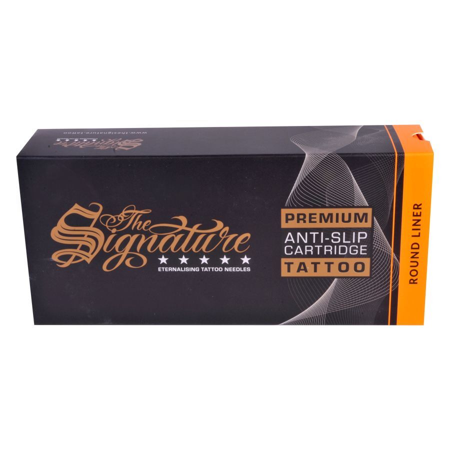 Caja negra con inscripción dorada 'The Signature' y borde naranja, sobre fondo blanco