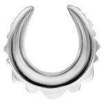 Ear Saddle in argento a forma di ferro di cavallo con decorazioni floreali su sfondo bianco