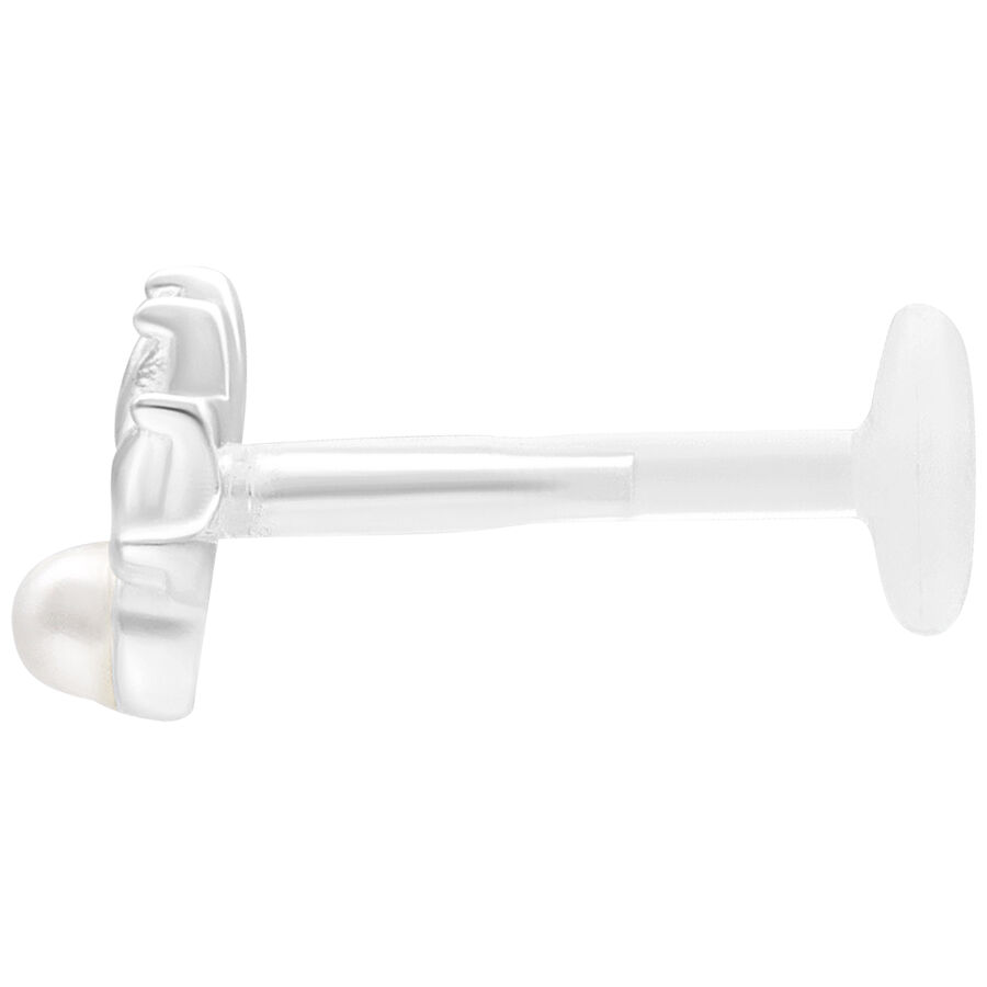 Labret plateado con adorno de perla sobre fondo blanco