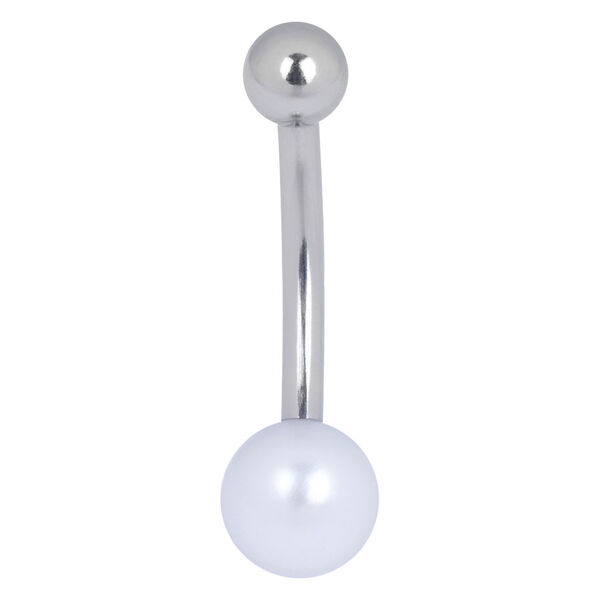Piercing de ombligo de titanio plateado con bola de perla blanca sobre fondo blanco