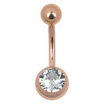 Piercing per ombelico in oro rosa con pietra cristallina su sfondo bianco