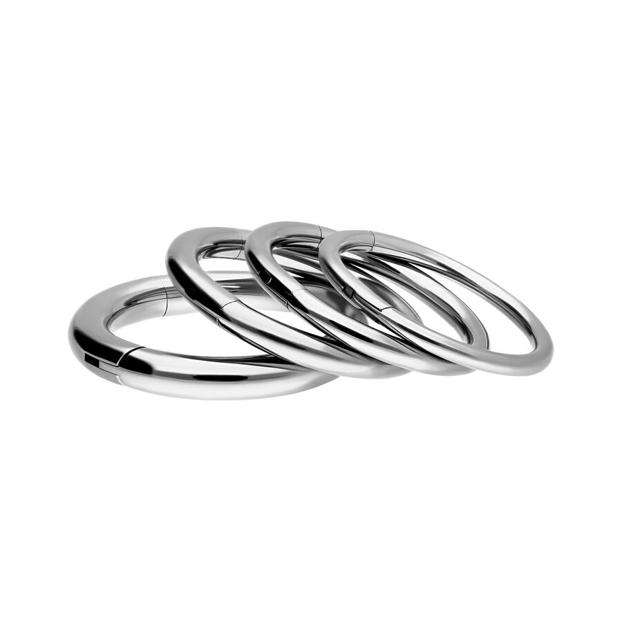 Cuatro anillos plateados en fila sobre fondo blanco