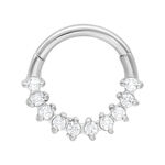 Septum Clicker color argento in acciaio chirurgico con cristalli, su sfondo bianco