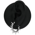 Pendientes Spiked de plata en un modelo de oreja negra sobre fondo blanco