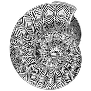 Silberne Fossil Ear Cuffs mit filigranem Muster auf weißem Hintergrund