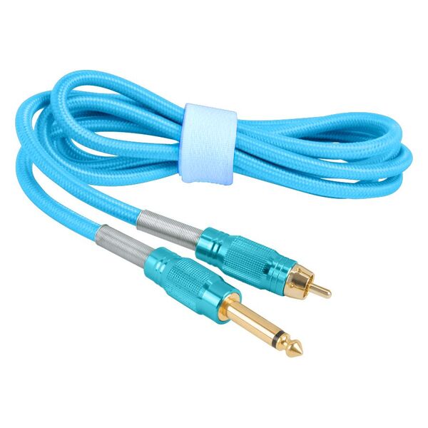 Cable turquesa con conectores RCA sobre fondo blanco