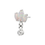 Attacco piercing con tre pietre opalescenti a forma di loto e un ciondolo scintillante, su sfondo bianco.