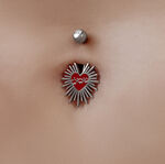 Piercing all'ombelico con cuore rosso e filo spinato, effetto titanio
