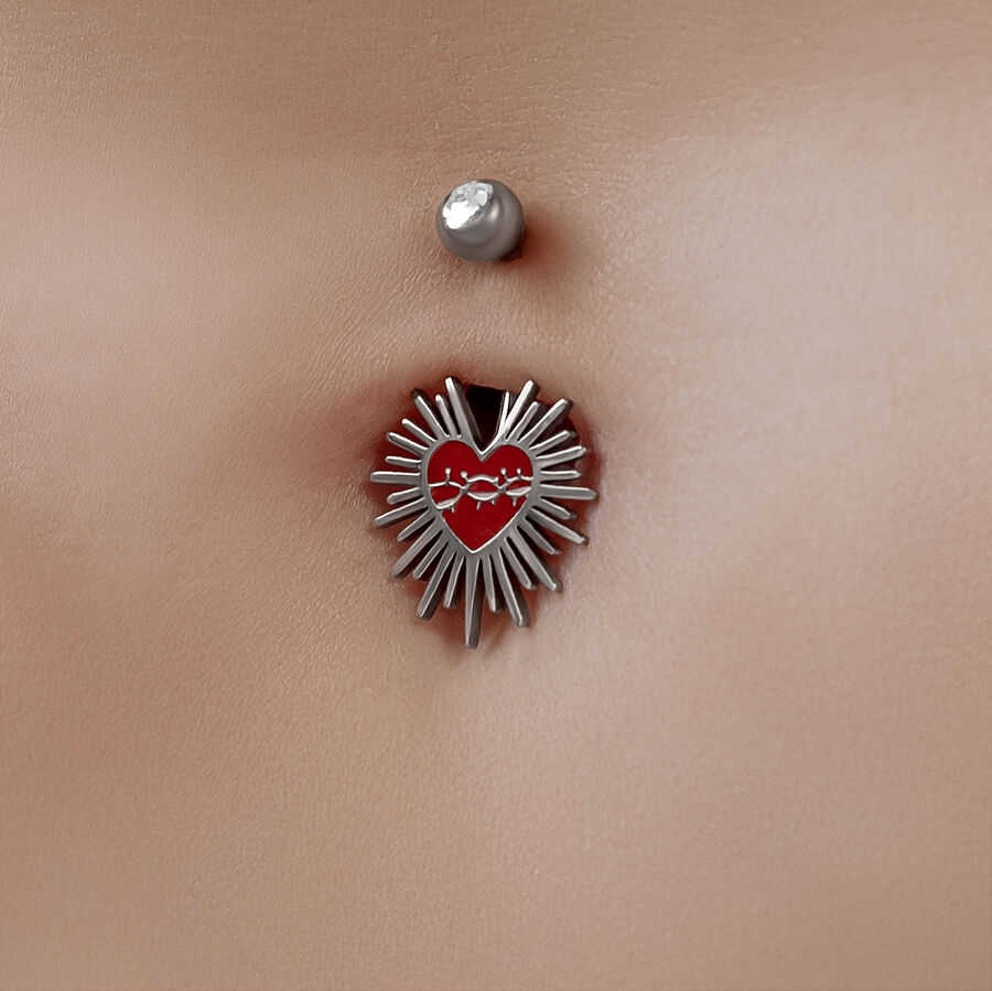 Piercing all'ombelico con cuore rosso e filo spinato, effetto titanio