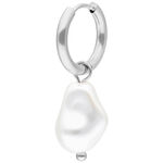 Orecchino d'argento con perla barocca su sfondo bianco