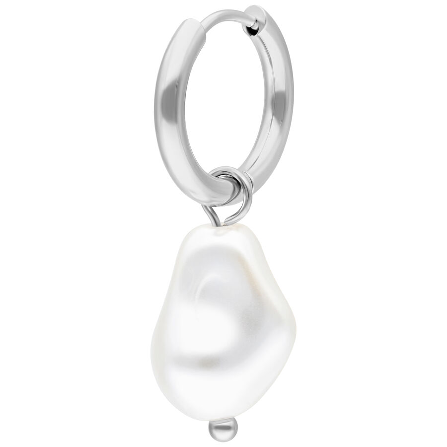 Orecchino d'argento con perla barocca su sfondo bianco