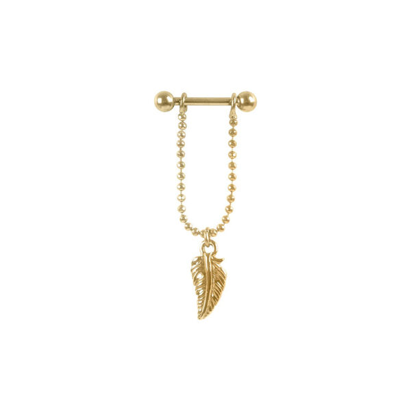 Goldener Ear Barbell mit filigranem Federanhänger auf weißem Hintergrund