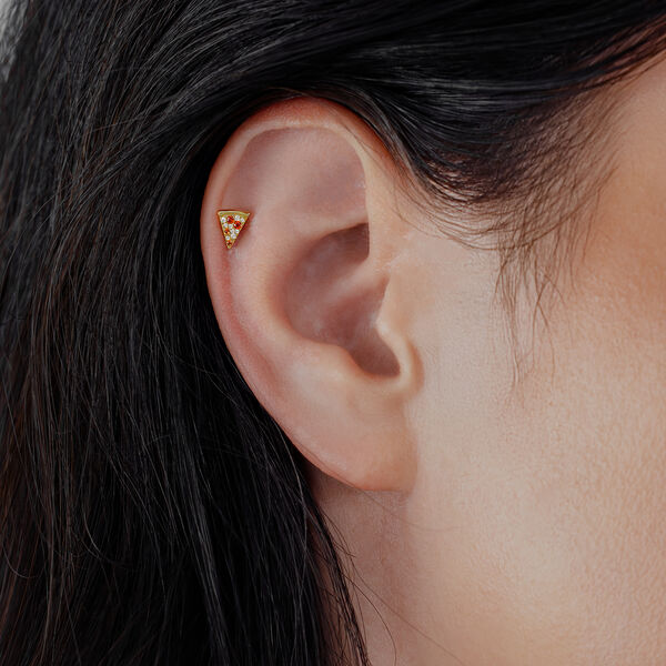 Accesorio en forma de pizza dorada en la oreja, cristales claros, titanio brillante.