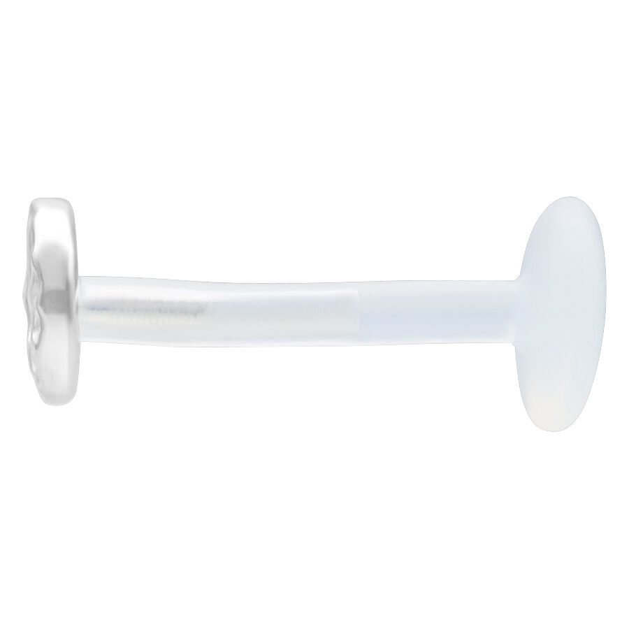 Labret de plata con adorno redondo martillado sobre fondo blanco