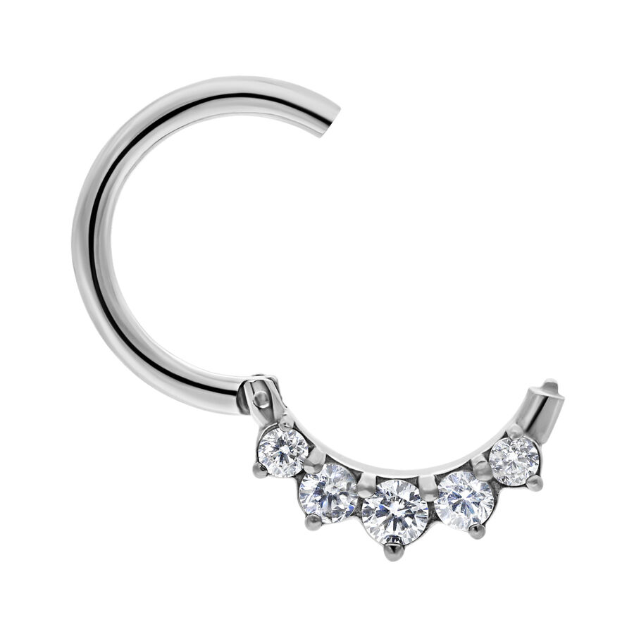 Anello piercing in acciaio chirurgico argento con cinque cristalli chiari su sfondo bianco
