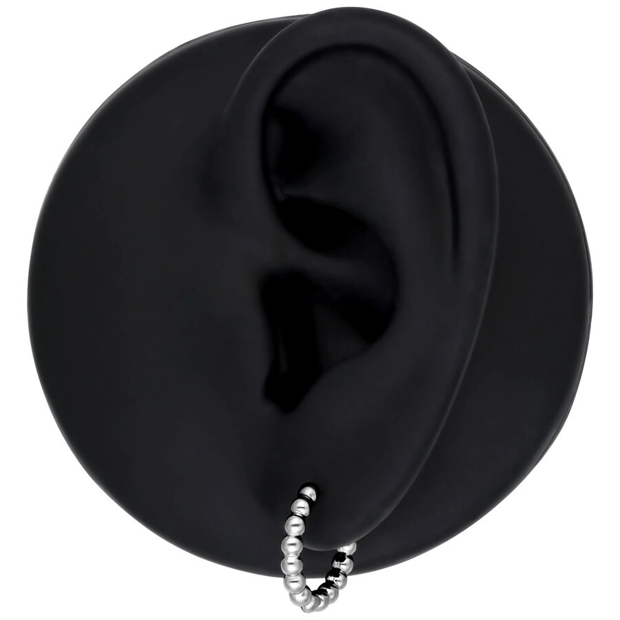 Orecchini Bubble Hoop argentati su modello di orecchio nero, design semplice