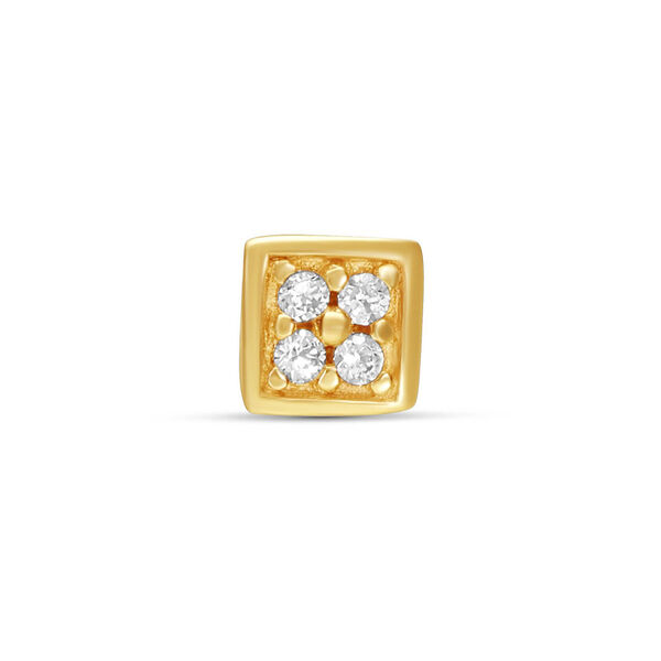 Accesorio de piercing cuadrado de oro con cuatro cristales claros sobre fondo blanco