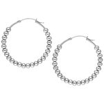 Zwei silberne Bubble Hoops Ohrringe aus Chirurgenstahl auf weißem Hintergrund