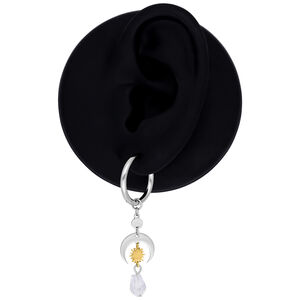 Celestial Light Hoops in Silber mit Kristall Silberne Ohrringe mit goldener Sonne und Kristallanhänger auf schwarzem Hintergrund