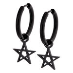 Dos pendientes negros de acero inoxidable con colgante de pentagrama sobre fondo blanco