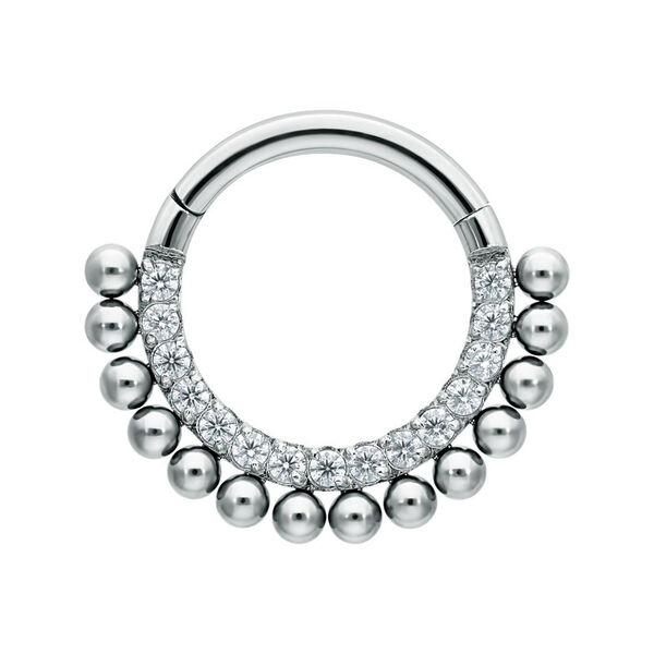 Anillo de piercing plateado con cristales y pequeñas bolas sobre fondo blanco