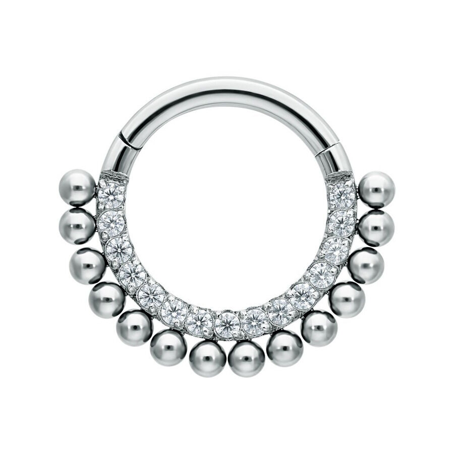 Anillo de piercing plateado con cristales y pequeñas bolas sobre fondo blanco
