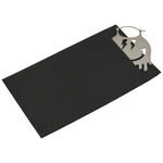 Borsa regalo nera con ciondolo gatto lucido su sfondo bianco