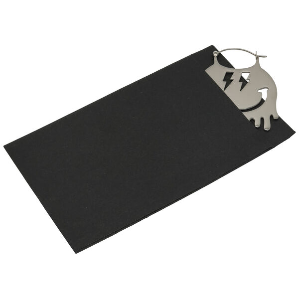 Bolsa de regalo negra con colgante de gato brillante sobre fondo blanco