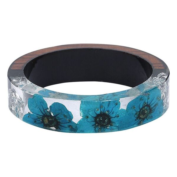 Runder Harzring mit blauen Blumen auf weißem Hintergrund