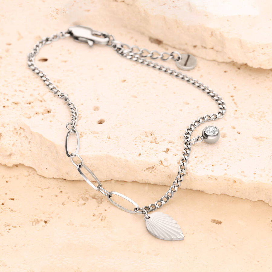 Silbernes Armband mit Blattanhänger und Kettendesign auf hellem Stein