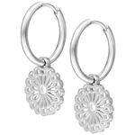 Orecchini Mandala in argento in acciaio chirurgico su sfondo bianco