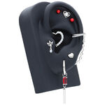Cadena de piercing plateada y joyería en soporte negro para oreja, piedras rojas
