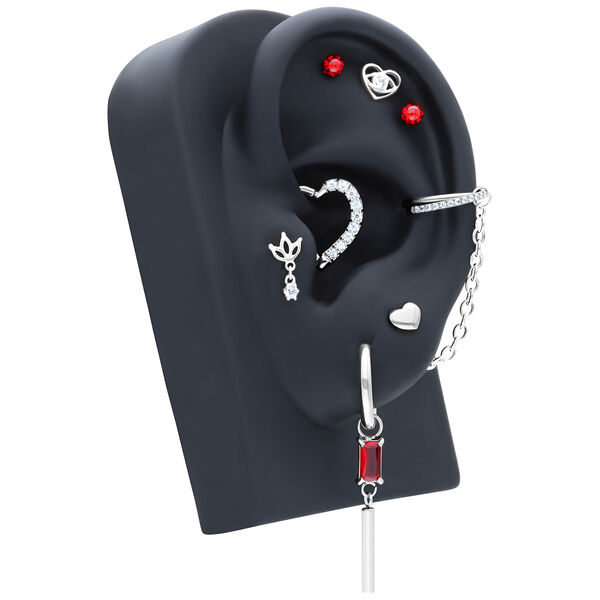 Cadena de piercing plateada y joyería en soporte negro para oreja, piedras rojas