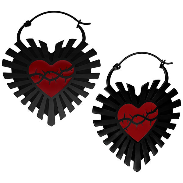 Orecchini a forma di cuore in metallo nero con motivo di corona di spine su sfondo bianco