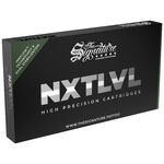 Scatola nera con scritta argento 'NXT LVL' e 'The Signature' su sfondo bianco