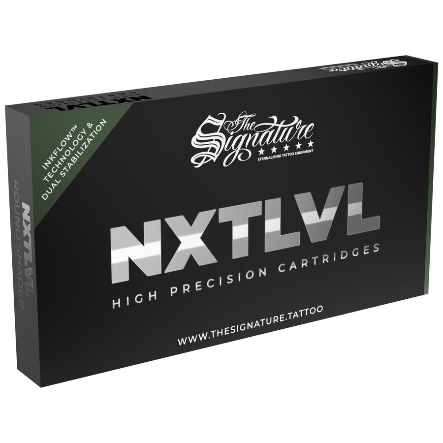 Scatola nera con scritta argento 'NXT LVL' e 'The Signature' su sfondo bianco