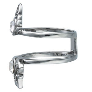 Silberner Sun Tides Ring 17mm aus Edelstahl Silberfarbener Ring aus Chirurgenstahl mit klarem Kristall, Größe 17mm, auf weißem Hintergrund
